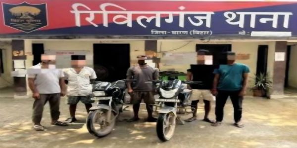 चोरी की बाइक बेचते पुलिस ने पांच को किया गिरफ्तार