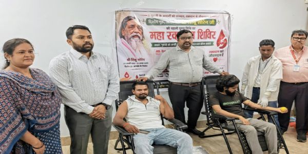 शिबू सोरेन की पुण्यतिथि पर रक्तदान शिविर में कई लोगों ने किया रक्तदान