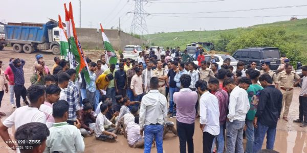 जर्जर सड़क और पुल की मरम्मत की मांग को लेकर एनएसयूआई-युवा कांग्रेस का आर्थिक नाकेबंदी आंदोलन
