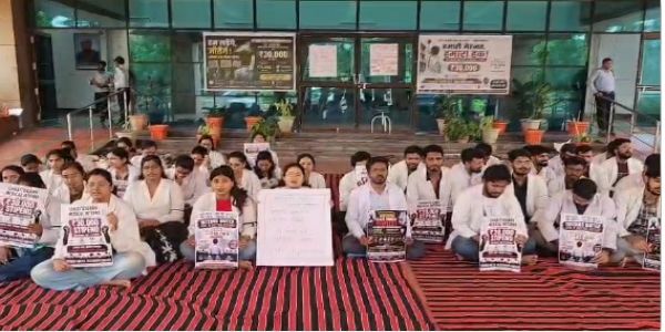 छत्तीसगढ़ में एमबीबीएस इंटर्न डॉक्टर स्टाइपेंड बढ़ाने की मांग को लेकर अनिश्चितकालीन हड़ताल पर