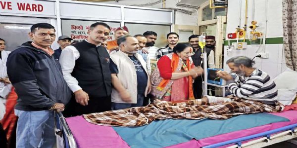 भाजपा प्रदेश अध्यक्ष महेंद्र के जन्मदिवस पर जिला चिकित्सालय में रोगियों को बांटे फल