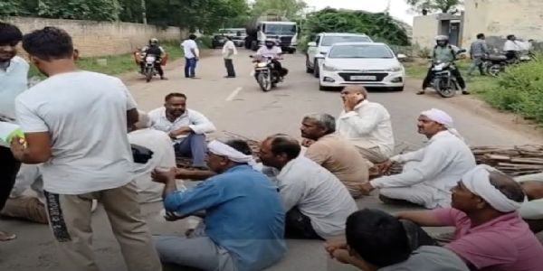 माइनर में पानी न छोडऩे से गुस्साए किसानों ने जींद-सफीदों मार्ग पर लगाया जाम