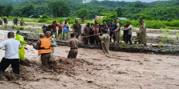 नाहन के  जलमूषा खड्ड में फंसे 4 परिवारों के 25 लोगों को सुरक्षित बाहर निकाला
