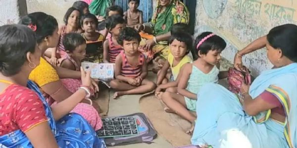 आंगनबाड़ी केंद्र में खौलते पानी से झुलसा मासूम, लापरवाही का आरोप; परिजनों और ग्रामीणों का प्रदर्शन