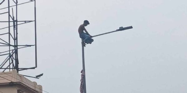 टाला सेतु पर लैम्पपोस्ट पर चढ़ा युवक, यातायात बाधित