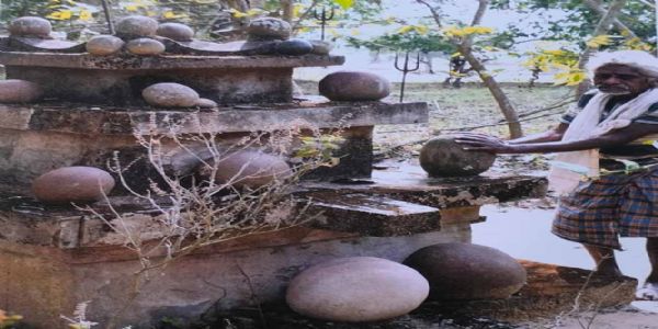 चित्रकोट जल प्रपात के नीचे 90 फीट की गहराई में इंद्रावती नदी गढ़ती है प्राकृतिक शिवलिंग
