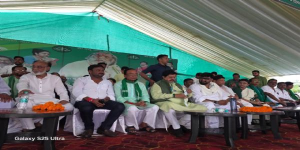 दिशोम गुरु शिबू सोरेन की प्रथम पुण्यतिथि पर आदमकद प्रतिमा का अनावरण