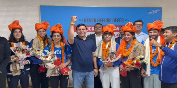 हरियाणा के खेल मंत्री खिलाड़ियाें का स्वागत करते हुए हरियाणा के खेल मंत्री खिलाड़ियाें का स्वागत करते हुए