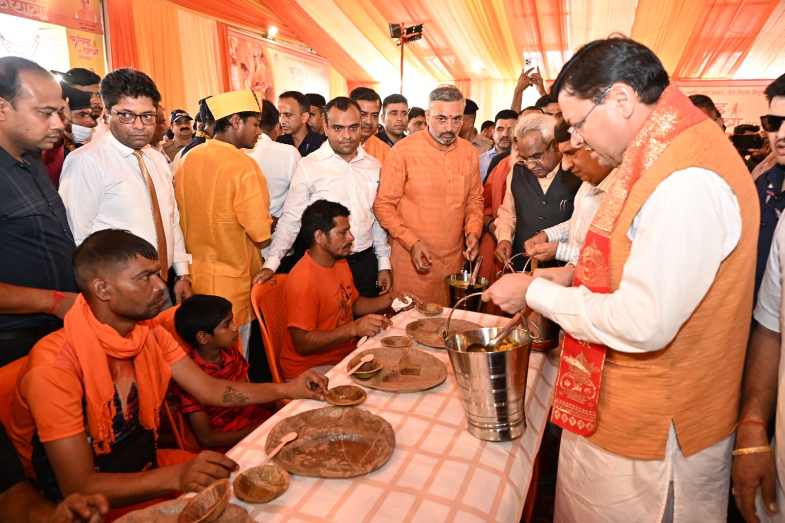 कांवड़ियों को भोजन परोसते मुख्यमंत्री कांवड़ियों को भोजन परोसते मुख्यमंत्री