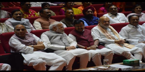 मंगल मिलन बैठक में प्रधानमंत्री मोदी मंगल मिलन बैठक में प्रधानमंत्री मोदी