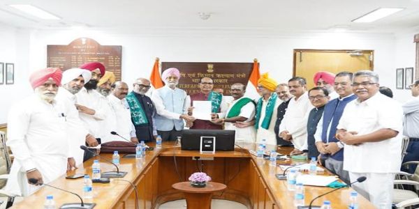 किसान नेताओं से मुलाकात करते हुए कृषि मंत्री शिवराज सिंह चौहान किसान नेताओं से मुलाकात करते हुए कृषि मंत्री शिवराज सिंह चौहान