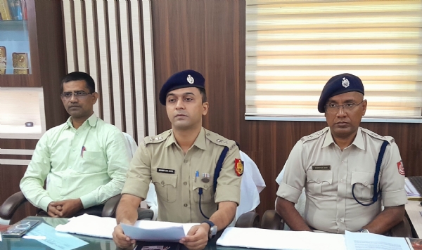 मीडिया से बात करते पुलिस उपायुक्त