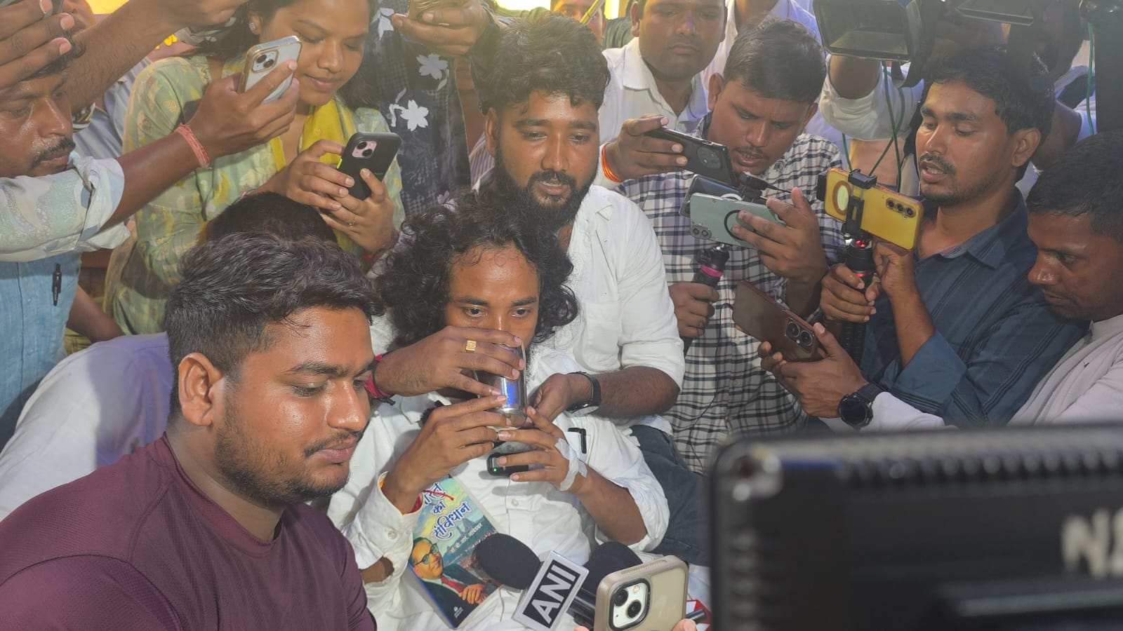 छात्र नेता देवेंद्र नाथ महतो जल ग्रहण करते हुए