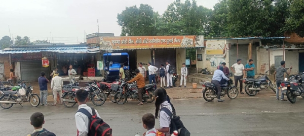 बस स्टैंड पर संचालित बाइक वर्कशॉप