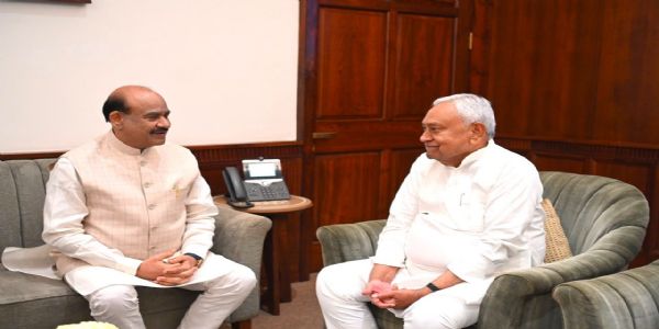 लोकसभा अध्यक्ष ओम बिरला से शिष्टाचार भेंट करते नीतीश कुमार लोकसभा अध्यक्ष ओम बिरला से शिष्टाचार भेंट करते नीतीश कुमार
