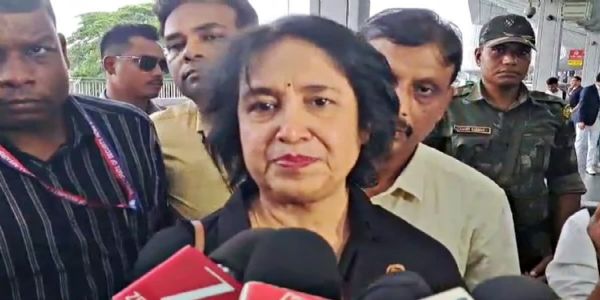 पत्रकारों से बातचीत करती निर्वासित बांग्लादेशी लेखिका तस्लीमा नसरीन पत्रकारों से बातचीत करती निर्वासित बांग्लादेशी लेखिका तस्लीमा नसरीन