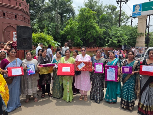 वीर सैनिकों को आत्मीय संदेश भेजने के लिए गुढ़ियारी स्थित भारतमाता चौक में आयोजित विशेष कार्यक्रम  में महिलाएं