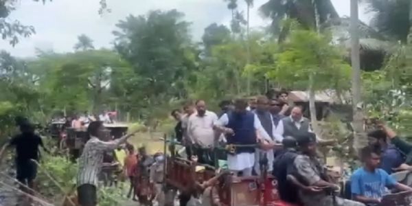 असमः बुधवार को शिवसागर जिले के सर्वाधिक बाढ़ प्रभावित नेपाली खूंटी का ट्रैक्टर पर सवार होकर जायजा लेते केंद्रीय मंत्री जेपी नड्डा, मुख्यमंत्री, मंत्री एवं अन्य पदाधिकारी असमः बुधवार को शिवसागर जिले के सर्वाधिक बाढ़ प्रभावित नेपाली खूंटी का ट्रैक्टर पर सवार होकर जायजा लेते केंद्रीय मंत्री जेपी नड्डा, मुख्यमंत्री, मंत्री एवं अन्य पदाधिकारी