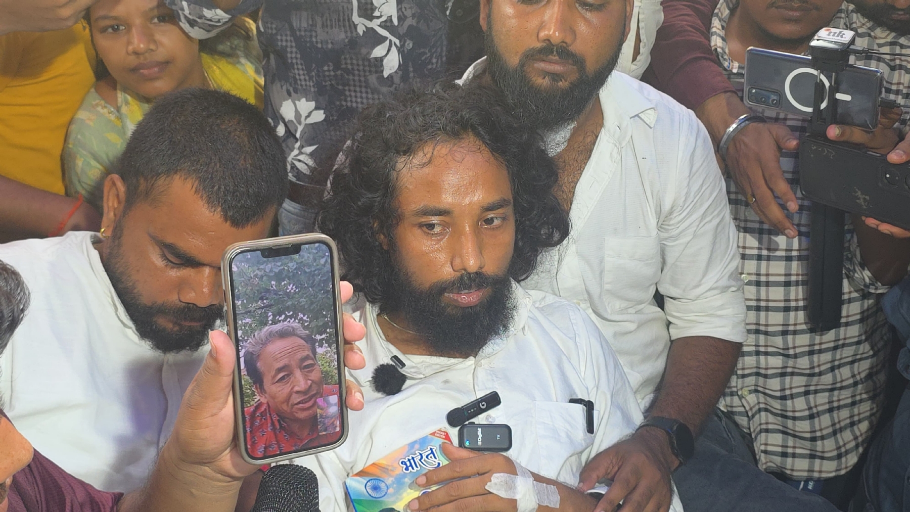 छात्र  नेता वीडियो कॉल में बात करते