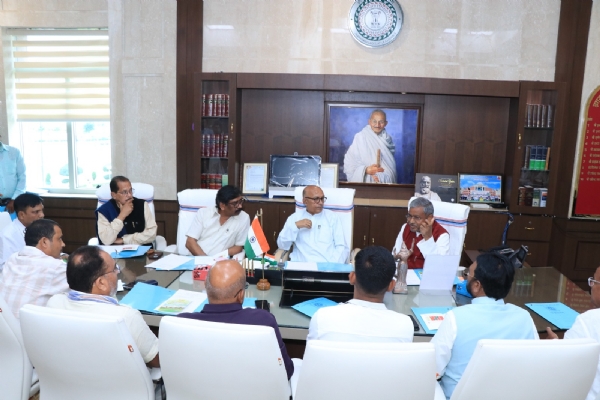 बैठक करते विधानसभा अध्यक्ष