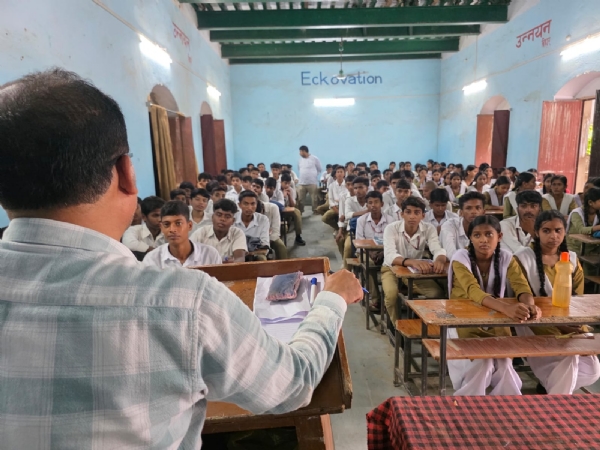 विश्वेश्वर सेमिनरी और आर्य कन्या उच्च विद्यालय में निर्वाचन साक्षरता क्लब का आयोजन