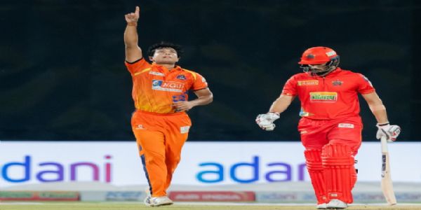 विकेट लेने के बाद जश्न मनाते मयंक गुसाईं विकेट लेने के बाद जश्न मनाते मयंक गुसाईं