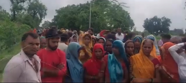 मौके पर जुटे ग्रामीण की फोटो