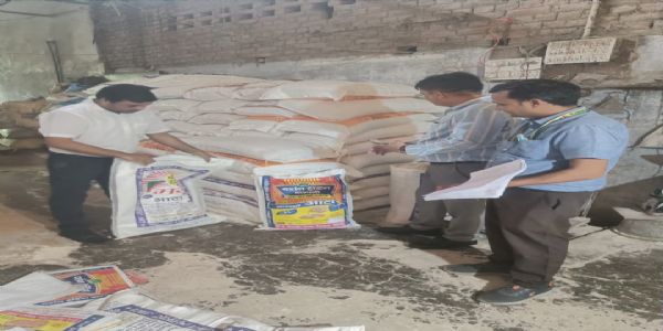 दूसरे ब्रांड का आटा अपने नाम से बेच रही फ्लोर मिल पर छापा, डेढ़ लाख का स्टॉक सीज