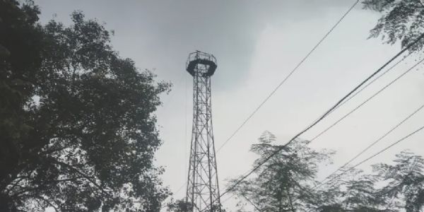 पारिवारिक विवाद से परेशान सिपाही मोबाइल टावर पर चढ़ा, पुलिस की सूझबूझ से टली अनहोनी