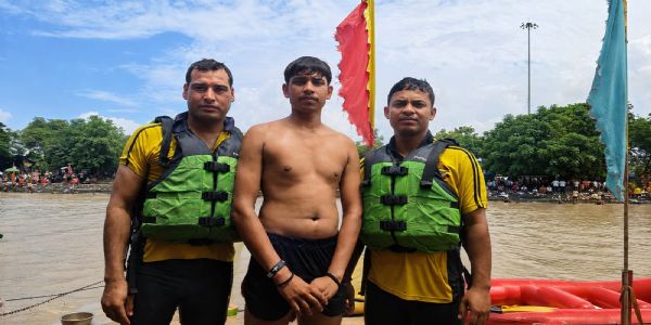 एसडीआरएफ टीम ने तेज बहाव फंसे दाे युवकों को बचाया, एक घायल को दी मदद