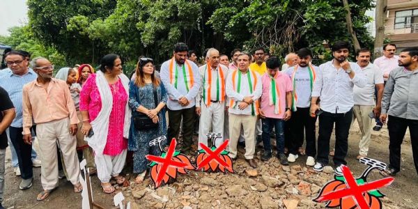 गुुरुग्राम: सेक्टर-9 रोड की बदहाली पर कांग्रेसियों ने सरकार को घेरा