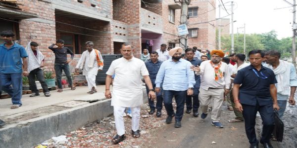 मंत्री इंद्राज एवं सिरसा ने बवाना स्थित लाल फ्लैट्स का किया निरीक्षण