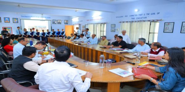 डायट में डीएम का एक्शन प्लान, स्मार्ट क्लास से गढ़वाली भाषा को भी दें बढ़ावा
