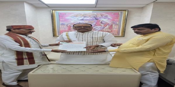 महिला चिकित्सालय की मांग को लेकर उपमुख्यमंत्री को सौंपा ज्ञापन