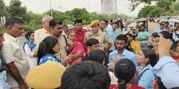 मूक-बधिर विद्यालय के छात्र धरने पर: हॉस्टल और शिक्षण व्यवस्था पर उठाए सवाल