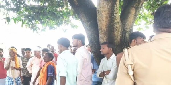 वृद्ध का शव पेड़ से लटकता मिला, जांच में जुटी पुलिस