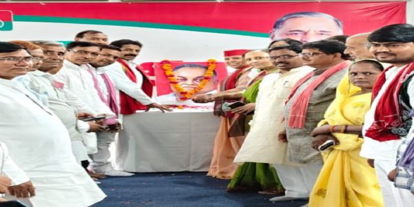 औरैया : सपा कार्यालय में धूमधाम से मनाई जनेश्वर मिश्र की जयंती
