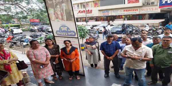 एलआईसी मंडल कार्यालय के बाहर विनिवेश के खिलाफ बीमा कर्मचारियों का प्रदर्शन
