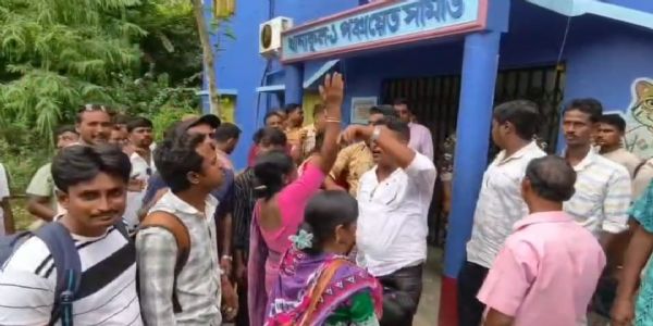 खानाकुल-1 पंचायत समिति में भाजपा का प्रदर्शन, बीडीओ पर पक्षपात का आरोप