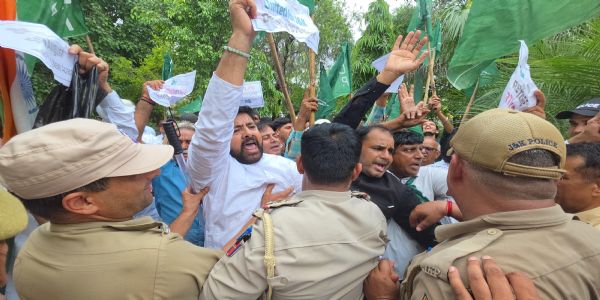 कठुआ में पीडीपी का काला दिवस प्रदर्शन, 370 बहाली व राज्य दर्जा की उठी मांग, पुलिस से झड़प