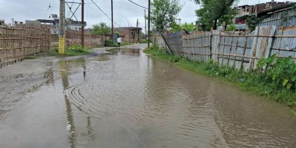 सुपौल में इंजीनियरिंग कॉलेज मार्ग पर जलजमाव से बढ़ी मुश्किलें, नाला निर्माण की उठी मांग