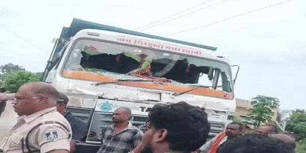 रीवा में तेज रफ्तार हाईवा ने छात्रा को कुचला, गंभीर हालत में जबलपुर रेफर