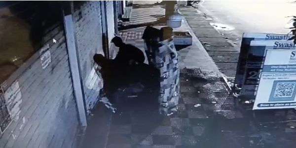 टोटो से आए बदमाशों ने दवा दुकान में लगाया सेंध, सीसीटीवी में कैद पूरी वारदात