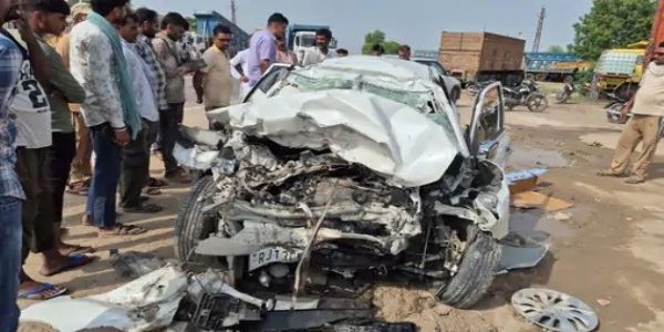 बीकानेर में डंपर से टकराई कार, शिक्षक दंपती समेत एक ही परिवार के चार लोगों की मौत