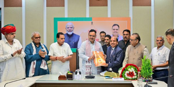 मुख्यमंत्री को राजस्थान राज्य अन्य पिछड़ा वर्ग (राजनैतिक प्रतिनिधित्व) आयोग ने सौंपा प्रतिवेदन