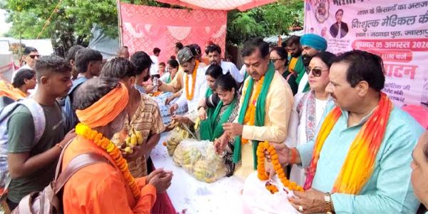 कांवड़ियों की सेवा के लिए भाकियू सर्व ने लगाया निशुल्क दवा व फल वितरण शिविर
