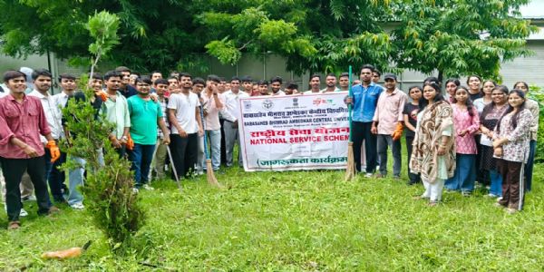 बीबीएयू में एनएसएस स्वयंसेवकों ने चलाया स्वच्छता अभियान, स्वच्छता का संदेश दिया