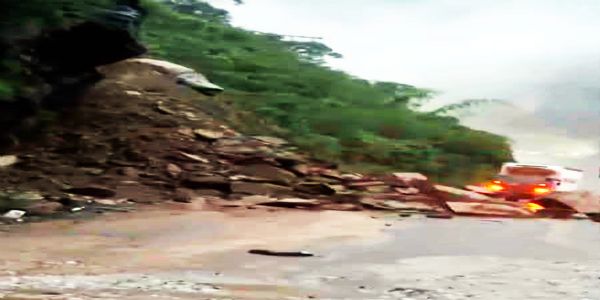 मंडी कुल्लू मार्ग पर दरके पहाड़, पंडोह के पास भूसख्लन की चपेट में आई जीप, बाल बाल बचे चालक
