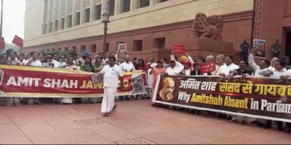 प्रदर्शनकारी छात्रों पर पुलिस कार्रवाई व अन्य मुद्दों पर विपक्ष का संसद परिसर में प्रदर्शन, गृहमंत्री से जवाब की मांग