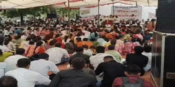 तबादला नीति की मांग पर ग्रेड थर्ड शिक्षकों का प्रदर्शन